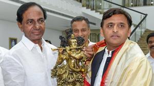 Samajwadi Party leader Akhilesh Yadav was in Hyderabad recently to meet Telangana chief minister K Chandrasekhar Rao to discuss the possibility of a third front.(PTI/File Photo) Samajwadi Party leader Akhilesh Yadav was in Hyderabad recently to meet Telangana chief minister K Chandrasekhar Rao to discuss the possibility of a third front.(PTI/File Photo)
