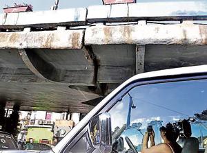 Images of a fissure on the Kemps Corner flyover went viral on Sunday morning, sparking outrage on Twitter.(Anshuman Poyrekar/HT Photo) Images of a fissure on the Kemps Corner flyover went viral on Sunday morning, sparking outrage on Twitter.(Anshuman Poyrekar/HT Photo)