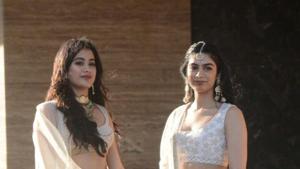 Janhvi Kapoor and Khushi Kapoor at Sonam Kapoor’s mehendi party.(Viral Bhayani) Janhvi Kapoor and Khushi Kapoor at Sonam Kapoor’s mehendi party.(Viral Bhayani)