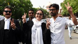 Kathua victim’s lawyer Deepika Singh Rajawat flashes the victory sign outside the Supreme Court in New Delhi on Monday.(Sonu Mehta/Hindustan Times) Kathua victim’s lawyer Deepika Singh Rajawat flashes the victory sign outside the Supreme Court in New Delhi on Monday.(Sonu Mehta/Hindustan Times)