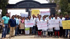 During the march, the doctors raised slogans demanding release of jailed colleagues. They also held placards with ‘Justice delayed, justice denied’ slogan.(HT Photo) During the march, the doctors raised slogans demanding release of jailed colleagues. They also held placards with ‘Justice delayed, justice denied’ slogan.(HT Photo)