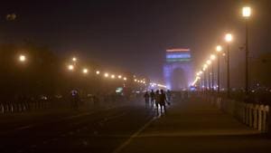 A view of India Gate during a dust storm in New Delhi late on Tuesday.(PTI) A view of India Gate during a dust storm in New Delhi late on Tuesday.(PTI)
