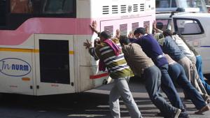 Last year, the Centre issued directives to all state governments to ensure that by 2020, road fatalities are reduced by 50%.(HT FILE PHOTO) Last year, the Centre issued directives to all state governments to ensure that by 2020, road fatalities are reduced by 50%.(HT FILE PHOTO)