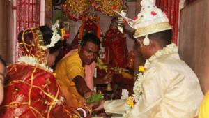 Sulekha Mahato and Dilip Mahato, who surrendered as Maoists in 2016, got married at a temple in Karnagarh, about 10km from Midnapore town.(HT Photo) Sulekha Mahato and Dilip Mahato, who surrendered as Maoists in 2016, got married at a temple in Karnagarh, about 10km from Midnapore town.(HT Photo)