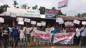 People demanding the amendment to the citizenship act in Silchar on Wednesday. Assamese organisations fear the Bill would lead to massive immigration of Bengali Hindus from Bangladesh, thus reducing them to a minority.(Sadiq Naqvi/HT) People demanding the amendment to the citizenship act in Silchar on Wednesday. Assamese organisations fear the Bill would lead to massive immigration of Bengali Hindus from Bangladesh, thus reducing them to a minority.(Sadiq Naqvi/HT)
