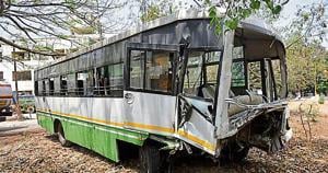 The bus rammed into a divider on the highway on the Eastern Freeway.(HT photo) The bus rammed into a divider on the highway on the Eastern Freeway.(HT photo)