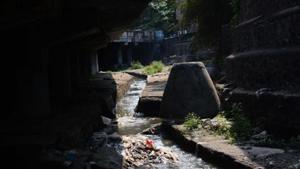 The two are not related to each other and were found stuck in the garbage accumulated in the canal. A team of fire brigade employees pulled the bodies out.(HT REPRESENTATIVE PHOTO) The two are not related to each other and were found stuck in the garbage accumulated in the canal. A team of fire brigade employees pulled the bodies out.(HT REPRESENTATIVE PHOTO)