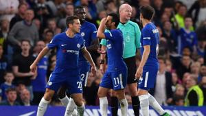 Chelsea players Cesc Fabregas (R), Pedro (3R), Antonio Rudiger (2L) and Cesar Azpilicueta (L) remonstrate with referee Lee Mason (2R) after he blew the whistle for half-time during the English Premier League football match between Chelsea and Huddersfield Town at Stamford Bridge in London on May 9, 2018.(AFP)
