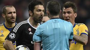 Gianluigi Buffon (2L) has been charged by UEFA after aggressive behavior and comments toward the referee during his team’s Champions League elimination by Real Madrid.(AFP) Gianluigi Buffon (2L) has been charged by UEFA after aggressive behavior and comments toward the referee during his team’s Champions League elimination by Real Madrid.(AFP)