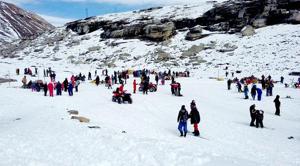 Nearly 8,000 tourists visit the Rohtang pass daily during summers.(Aqil Khan / HT) Nearly 8,000 tourists visit the Rohtang pass daily during summers.(Aqil Khan / HT)