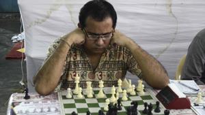Sohan Phadke at the Late Bharatbai Halkude memorial first all-India open Fide rating chess tournament, at Ganesh Kala Krida Hall, Swargate, on Thursday.(Ravindra Joshi/HT PHOTO) Sohan Phadke at the Late Bharatbai Halkude memorial first all-India open Fide rating chess tournament, at Ganesh Kala Krida Hall, Swargate, on Thursday.(Ravindra Joshi/HT PHOTO)