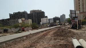 The Shankarrao Madhukar Ghule Patil road has been under construction for the past six years, leaving residents fuming and prone to deadly accidents.(HT PHOTO) The Shankarrao Madhukar Ghule Patil road has been under construction for the past six years, leaving residents fuming and prone to deadly accidents.(HT PHOTO)