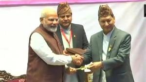 Mayor of Kathmandu Bidya Sundar Shakya presents the key of the city to PM Narendra Modi at a civic felicitation program in Rastriya Sabha Griha in Kathmandu.(ANI/Twitter) Mayor of Kathmandu Bidya Sundar Shakya presents the key of the city to PM Narendra Modi at a civic felicitation program in Rastriya Sabha Griha in Kathmandu.(ANI/Twitter)