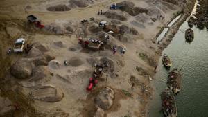 Rajasthan had, in 2015-16 used 100 million tonne of river sand. Following the ban, it came down to 63 million tonne in 2016-17.(AFP/Representative image) Rajasthan had, in 2015-16 used 100 million tonne of river sand. Following the ban, it came down to 63 million tonne in 2016-17.(AFP/Representative image)