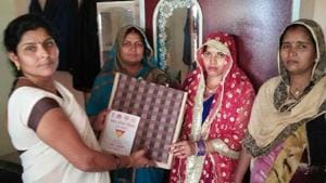 An Asha worker gifts ‘shagun’ to a newlywed on behalf of the UP government. The gift is part of Nai Pahal Scheme under the National Health Mission.(HT Photo) An Asha worker gifts ‘shagun’ to a newlywed on behalf of the UP government. The gift is part of Nai Pahal Scheme under the National Health Mission.(HT Photo)
