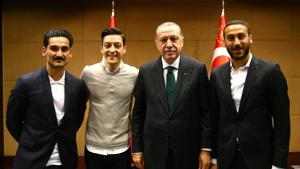 Mesut Ozil and Ilkay Gundogan handed over signed Arsenal and Manchester City shirts to Turkey’s President Recep Tayyip Erdogan.(AK Parti Twitter) Mesut Ozil and Ilkay Gundogan handed over signed Arsenal and Manchester City shirts to Turkey’s President Recep Tayyip Erdogan.(AK Parti Twitter)