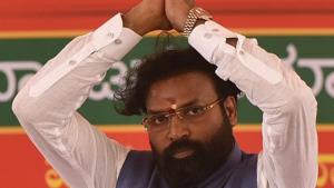 BJP leader Sriramulu during a public meeting at Molakalmuru in Chitradurga on Saturday.(Arijit Sen/HT Photo) BJP leader Sriramulu during a public meeting at Molakalmuru in Chitradurga on Saturday.(Arijit Sen/HT Photo)