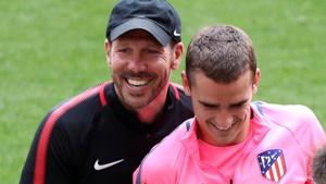 Atletico Madrid coach Diego Simeone and Antoine Griezmann (Right) during training ahead of their Europa League final match vs Marseille.(REUTERS) Atletico Madrid coach Diego Simeone and Antoine Griezmann (Right) during training ahead of their Europa League final match vs Marseille.(REUTERS)