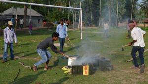 Miscreants burn a ballot box during panchayat elections, at Malda district in West Bengal on Monday.(AFP) Miscreants burn a ballot box during panchayat elections, at Malda district in West Bengal on Monday.(AFP)