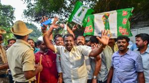 JD(S) workers celebrate in Bengaluru after Congress extends support to the party on Tuesday.(PTI Photo) JD(S) workers celebrate in Bengaluru after Congress extends support to the party on Tuesday.(PTI Photo)