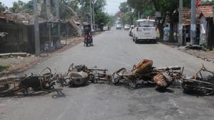 Protesters block a road in Machhiibhanga village of Bhangar during West Bengal panchayat elections on Monday.(HT Photo) Protesters block a road in Machhiibhanga village of Bhangar during West Bengal panchayat elections on Monday.(HT Photo)