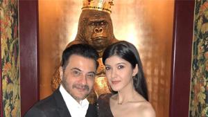 Sanjay Kapoor and daughter Shanaya in a new pic.(Instagram) Sanjay Kapoor and daughter Shanaya in a new pic.(Instagram)