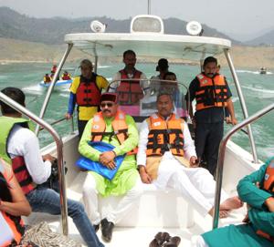 Uttarakhand chief minister TS Rawat along with state tourism minister Satpal Maharaj at the Tehri Lake on Wednesday.(HT Photo.) Uttarakhand chief minister TS Rawat along with state tourism minister Satpal Maharaj at the Tehri Lake on Wednesday.(HT Photo.)
