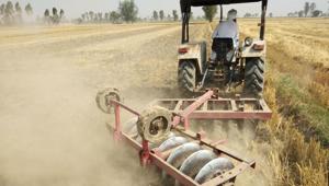 A farmer mixing the wheat stubble with soil at Rajjian village in Ajnala.(HT Photo) A farmer mixing the wheat stubble with soil at Rajjian village in Ajnala.(HT Photo)