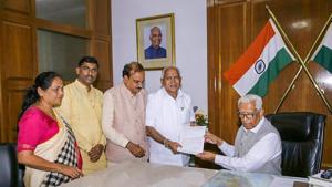 BJP's chief ministerial candidate B S Yeddyurappa meets Karnataka Governor Vajubhai Vala after the Karnataka Assembly election 2018 results, in Bengaluru on Tuesday(PTI) BJP's chief ministerial candidate B S Yeddyurappa meets Karnataka Governor Vajubhai Vala after the Karnataka Assembly election 2018 results, in Bengaluru on Tuesday(PTI)