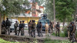 Police said they are looking for the men who snatched a rifle from a policeman.(PTI) Police said they are looking for the men who snatched a rifle from a policeman.(PTI)