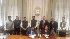 The MoU was signed in the presence of Devendra Fadnavis, Maharashtra chief minister, and S Iswaran, minister-in-charge of trade relations, government of Singapore, at the Sahyadri guest house in Mumbai on Wednesday.(HT PHOTO) The MoU was signed in the presence of Devendra Fadnavis, Maharashtra chief minister, and S Iswaran, minister-in-charge of trade relations, government of Singapore, at the Sahyadri guest house in Mumbai on Wednesday.(HT PHOTO)