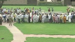 Congress leaders hold a prayer meeting at Raj Ghat on Thursday evening in protest against Karnataka governor for inviting BS Yeddyurappa to form government there.(ANI Photo/Twitter) Congress leaders hold a prayer meeting at Raj Ghat on Thursday evening in protest against Karnataka governor for inviting BS Yeddyurappa to form government there.(ANI Photo/Twitter)