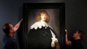 Gallery assistants hold a Rembrandt painting called ‘Portrait of a Young Man’ at Hermitage Amsterdam, Netherlands.(REUTERS) Gallery assistants hold a Rembrandt painting called ‘Portrait of a Young Man’ at Hermitage Amsterdam, Netherlands.(REUTERS)