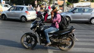 The Kerala high court observed that no provision existed in the state Police Act banning drivers from talking on their mobile phones.(HT/Photo for representation) The Kerala high court observed that no provision existed in the state Police Act banning drivers from talking on their mobile phones.(HT/Photo for representation)