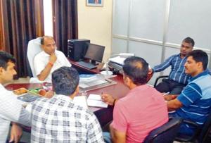 Suspended chief project manager HC Tiwari being quzzed by crime branch sleuths at Uttar Pradesh State Bridge Corporation(UPSBC) office in Varanasi.(HT Photo) Suspended chief project manager HC Tiwari being quzzed by crime branch sleuths at Uttar Pradesh State Bridge Corporation(UPSBC) office in Varanasi.(HT Photo)