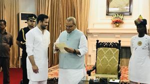 RJD leader Tejashwi Yadav meets Bihar Governor Satyapal Malik to stake claim to form government in the state.(Photo credit: @yadavtejashwi /Twitter) RJD leader Tejashwi Yadav meets Bihar Governor Satyapal Malik to stake claim to form government in the state.(Photo credit: @yadavtejashwi /Twitter)