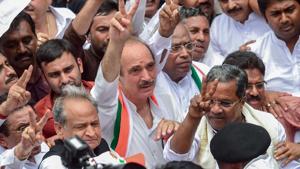 Congress senior leaders Gulam Nabi Azad, Mallikarjun Kharge, Ashok Gehlot, former chief minister Siddaramaiah with others show victory sign after the Supreme Court order of floor test for newly sworn-in chief minister BS Yeddyurappa, during a protest march in Bengaluru on Friday.(PTI Photo) Congress senior leaders Gulam Nabi Azad, Mallikarjun Kharge, Ashok Gehlot, former chief minister Siddaramaiah with others show victory sign after the Supreme Court order of floor test for newly sworn-in chief minister BS Yeddyurappa, during a protest march in Bengaluru on Friday.(PTI Photo)