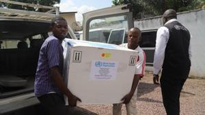 Congolese health ministry officials carry the first batch of experimental Ebola vaccines in Kinshasa, Democratic Republic of Congo on May 16.(Reuters file photo) Congolese health ministry officials carry the first batch of experimental Ebola vaccines in Kinshasa, Democratic Republic of Congo on May 16.(Reuters file photo)