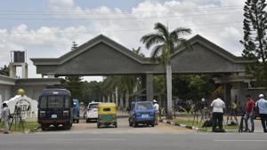 Police standing outside Eagleton resort near Bengaluru where Congress MLAs are being kept.(Arijit Sen/HT Photo) Police standing outside Eagleton resort near Bengaluru where Congress MLAs are being kept.(Arijit Sen/HT Photo)