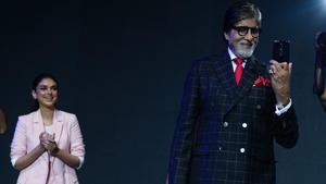 Actors Amitabh Bachchan and Aditi Rao Hydari during the launch of the OnePlus 6 smartphone in Mumbai on Thursday.(Prodip Guha/Hindustan Times) Actors Amitabh Bachchan and Aditi Rao Hydari during the launch of the OnePlus 6 smartphone in Mumbai on Thursday.(Prodip Guha/Hindustan Times)