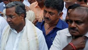Outgoing Chief Minister of Karnataka Siddaramaiah (C) and Janata Dal (Secular) leader H. D. Kumaraswamy (R) speak with the media outside the governor's house in Bengaluru, India, May 15, 2018.(REUTERS Photo) Outgoing Chief Minister of Karnataka Siddaramaiah (C) and Janata Dal (Secular) leader H. D. Kumaraswamy (R) speak with the media outside the governor's house in Bengaluru, India, May 15, 2018.(REUTERS Photo)