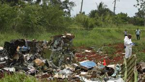 A rescue team member works at the wreckage of a Boeing 737 plane that crashed in the agricultural area of Boyeros, around 20 km (12 miles) south of Havana, shortly after taking off from Havana's main airport in Cuba, May 18, 2018.(Reuters Photo) A rescue team member works at the wreckage of a Boeing 737 plane that crashed in the agricultural area of Boyeros, around 20 km (12 miles) south of Havana, shortly after taking off from Havana's main airport in Cuba, May 18, 2018.(Reuters Photo)