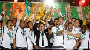 Eintracht Frankfurt coach Niko Kovac and players celebrate with the trophy after winning the DFB Cup vs Bayern Munich in Berlin on May 19, 2018.(REUTERS) Eintracht Frankfurt coach Niko Kovac and players celebrate with the trophy after winning the DFB Cup vs Bayern Munich in Berlin on May 19, 2018.(REUTERS)