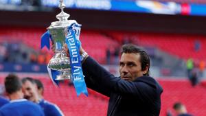 Chelsea manager Antonio Conte celebrates winning the FA Cup at Wembley in London on Saturday.(Reuters)
