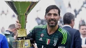 Juventus goalie Gianluigi Buffon holds the Serie A trophy at the Allianz Stadium in Turin, Italy, on Saturday.(AP) Juventus goalie Gianluigi Buffon holds the Serie A trophy at the Allianz Stadium in Turin, Italy, on Saturday.(AP)