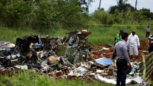 Rescue team members work on the wreckage of a Boeing 737 plane that crashed in the agricultural area of Boyeros, some 20 km south of Havana on Friday shortly after taking off from Havana's main airport in Cuba.(Reuters Photo) Rescue team members work on the wreckage of a Boeing 737 plane that crashed in the agricultural area of Boyeros, some 20 km south of Havana on Friday shortly after taking off from Havana's main airport in Cuba.(Reuters Photo)