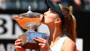 Ukrainian tennis player Elina Svitolina kisses the trophy as she celebrates winning the final against Romania's Simona Halep at the Italian Open in Rome on Sunday.(Reuters) Ukrainian tennis player Elina Svitolina kisses the trophy as she celebrates winning the final against Romania's Simona Halep at the Italian Open in Rome on Sunday.(Reuters)
