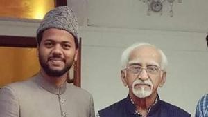 AMUSU president Mashkoor Ahmad Usmani at former vice president, Hamid Ansari’s residence in Delhi on Saturday to extend an invitation.(HT Photo) AMUSU president Mashkoor Ahmad Usmani at former vice president, Hamid Ansari’s residence in Delhi on Saturday to extend an invitation.(HT Photo)
