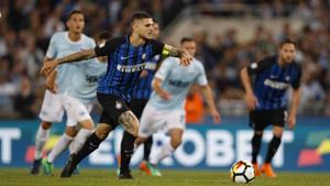 Inter Milan skipper Mauro Icardi scores on a penalty during the Serie A match against Lazio at the Rome Olympic Stadium on Sunday.(AP) Inter Milan skipper Mauro Icardi scores on a penalty during the Serie A match against Lazio at the Rome Olympic Stadium on Sunday.(AP)
