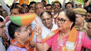 Chief minister Vasundhara Raje at the launch of Kamal Piranda (water bowl for birds) at Jawahar Circle Garden.(HT Photo) Chief minister Vasundhara Raje at the launch of Kamal Piranda (water bowl for birds) at Jawahar Circle Garden.(HT Photo)